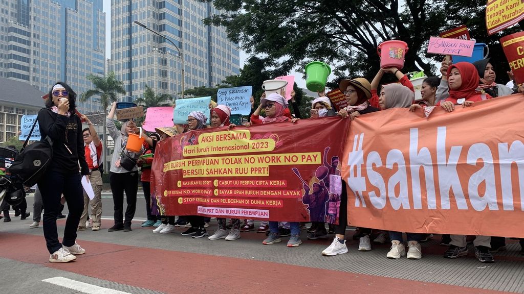 Para buruh pekerja rumah tangga yang tergabung dalam Koalisi Sipil UU PRT melakukan aksi di kawasan tugu kuda Patung Arjuna Wijaya, Jakarta, Senin (1/5/2023).