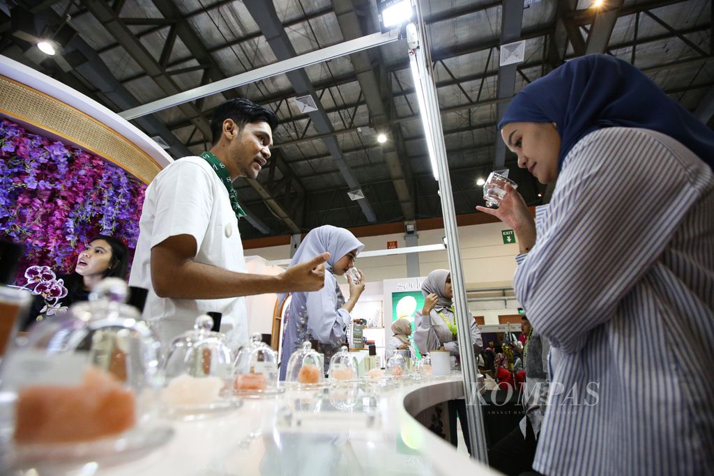 Pramuniaga memberi penjelasan terhadap produk parfum lokal dalam Bazar Kreasi Bhayangkari Nusantara 2024 di Jakarta Convention Center, Jakarta, Kamis (25/07/2024).  Parfum menjadi penanda karakter pemakainya.