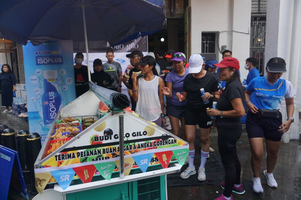 Para pelari melahap buah setelah mengikuti Run for Gilo-gilo di Kota Lama Semarang, Jawa Tengah, Sabtu (17/12/2022). Ajang ini sebagai acara pembuka bagi Lomba Lari Semarang 10K Powered by Isoplus.