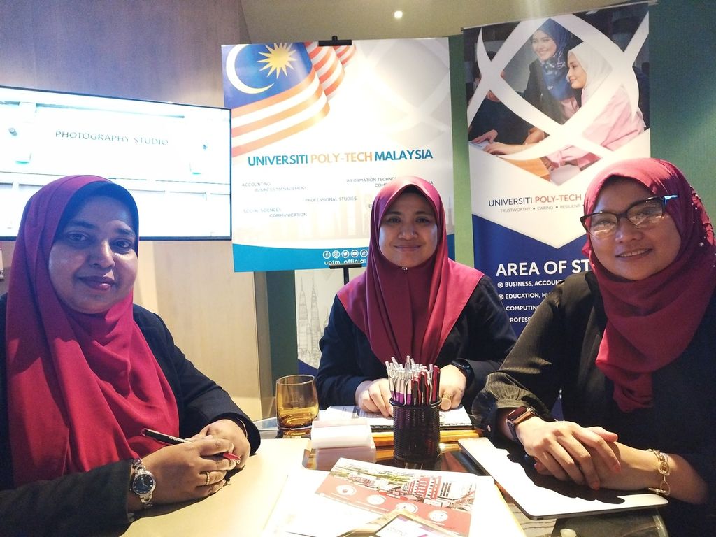 Tiga orang perwakilan Universiti Poly-Tech Mara Kuala Lumpur mempromosikan kampus mereka dalam acara ”Ayo Kuliah di Malaysia” di Hotel Pullman, Jakarta, Sabtu (4/3/2023).