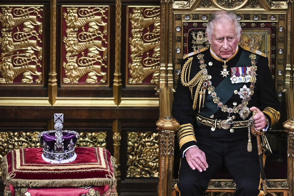 Pangeran Charles dari Inggris duduk di kursi Putra Mahkota Kerajaan di Majelis Rendah Parlemen saat acara pembukaan resmi parlemen di Gedung Parlemen, London, Inggris, 10 Mei 2022. 
