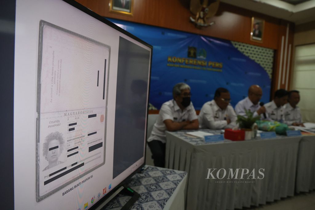 Foto paspor milik warga negara Hongaria berinisial RS ditunjukkan saat acara konferensi pers di Kantor Imigrasi Kelas I TPI (Tempat Pemeriksaan Imigrasi) Yogyakarta, Sleman, Daerah Istimewa Yogyakarta, Rabu (5/4/2023). 