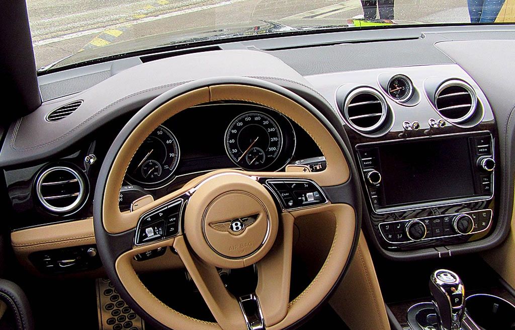 Interior Bentley Bentayga mengeluarkan aura kemewahan yang kental.