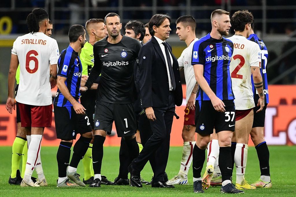 Pelatih Inter Milan Simone Inzaghi (tengah), kiper Samir Handanovic (ketiga dari kiri), dan bek Milan Skriniar (depan kanan) menyalami pemain AS Roma saat laga Liga Italia Serie A antara Inter Milan dan AS Roma di Stadion Giuseppe-Meazza, San Siro, Milan, Sabtu (1/10/2022).
