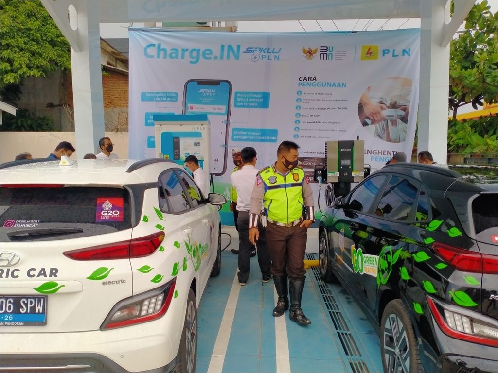 Rombongan tur mobil listrik Kementerian Perhubungan yang berangkat dari Jakarta menuju Jambi tiba di Stasiun Pengisian Kendaraan Listrik Umum (SPKLU) di Bandar Lampung, Senin (17/1/2022). Tur mobil listrik digelar dalam rangka kampanye penggunaan kendaraan ramah lingkungan.