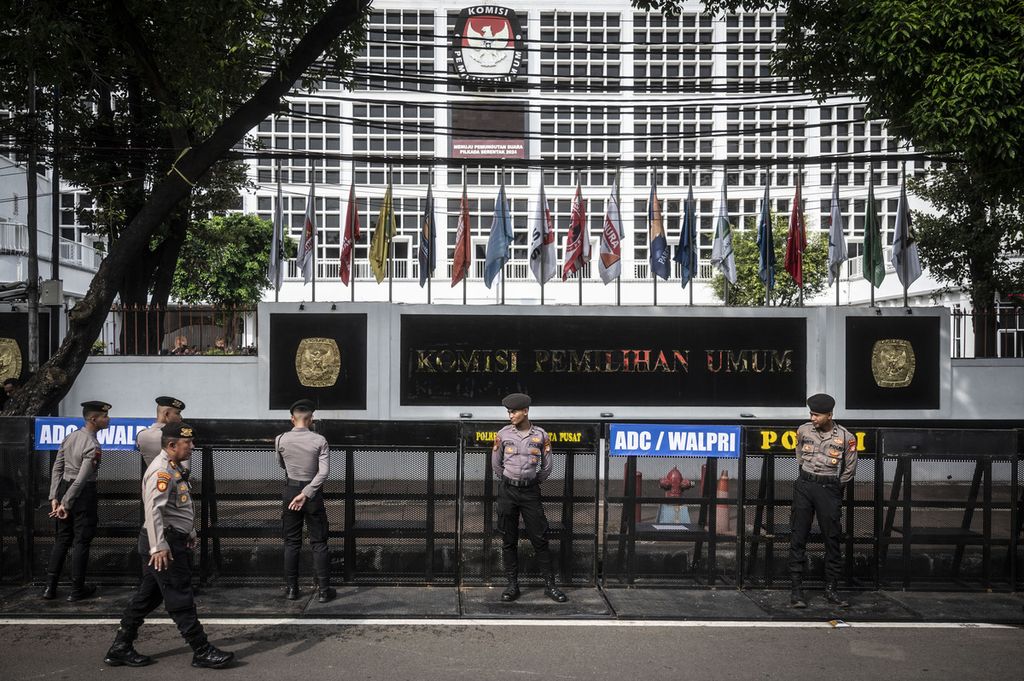 Sejumlah personel kepolisian melakukan pengamanan menjelang rapat pleno terbuka penetapan pasangan calon presiden dan wakil presiden terpilih Pemilu 2024 di depan Gedung Komisi Pemilihan Umum (KPU), Jakarta, Rabu (24/4/2024). 