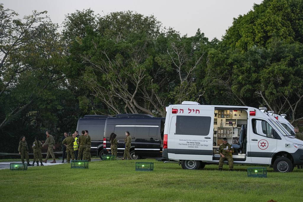 Tentara Israel berdiri di dekat sebuah tempat pendaratan helikopter di Schneider Children’s Medical Center di Petah Tikva, Israel. Jumat (24/11/2023), menjelang pembebasan sandera oleh Hamas pada hari pertama jeda kemanusiaan yang disepakati Hamas dan Israel. 