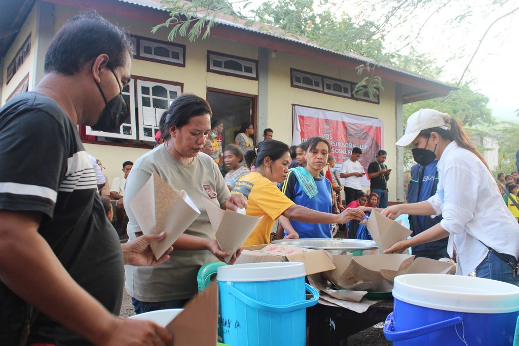 Petugas menyiapkan makanan bagi pengungsi yang terdampak erupsi Gunung Lewotobi Laki-laki di Kabupaten Flores Timur, Nusa Tenggara Timur, Kamis (4/1/2024). Kini, tersedia 100 ton beras untuk pengungsi yang berjumlah lebih dari 4.000 orang.