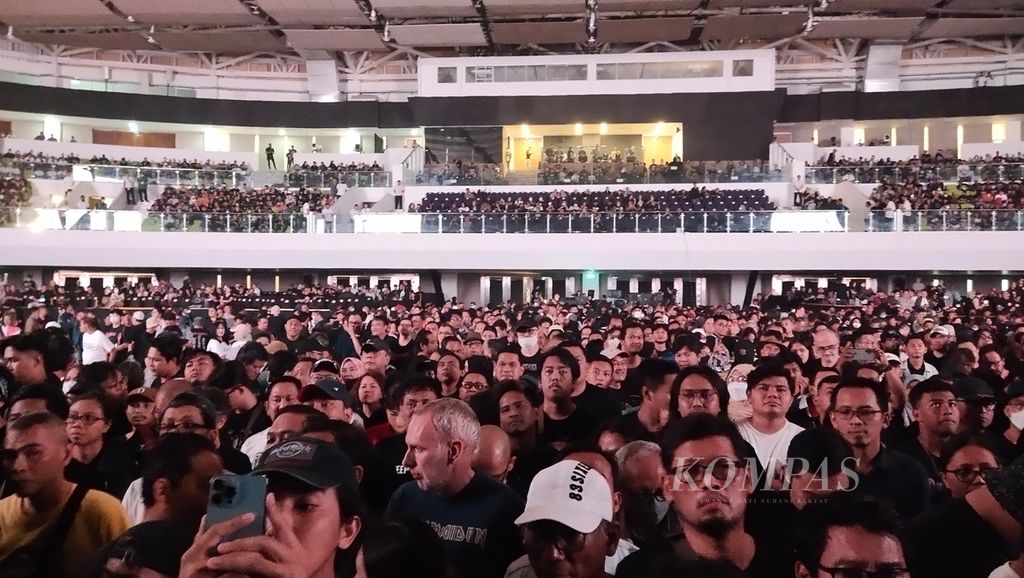Penonton menanti dimulainya konser tur dunia Deep Purple di Edutorium UMS, Surakarta, Jawa Tengah, Jumat (10/3/2023). Konser itu ditonton oleh sekitar 7.000 penonton, termasuk Presiden Joko Widodo.