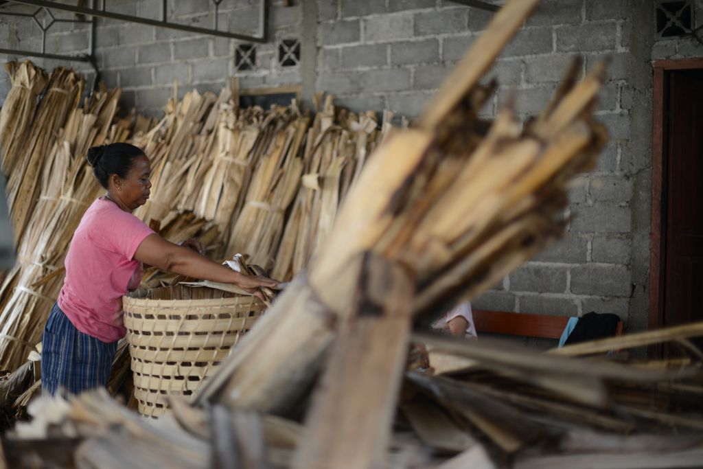 Ilustrasi: Ibu rumah tangga menganyam kulit batang pohon pisang menjadi keranjang tempat tembakau di Dusun Sidosari, Desa Jelok, Cepogo, Boyolali, Jawa Tengah, Senin (3/8/2020). Dalam sehari mereka dapat mengerjakan sekitar sepuluh pasang keranjang dengan upah Rp 15.000 untuk setiap pasang keranjang yang mereka buat. Keranjang berbahan kulit batang pohon pisang dan bambu tersebut dijual Rp 160.000-Rp 200.000 per pasang, tergantung bobot. Melalui pekerjaan itu, para ibu rumah tangga dapat membantu meringankan pemenuhan kebutuhan sehari-hari keluarga mereka.