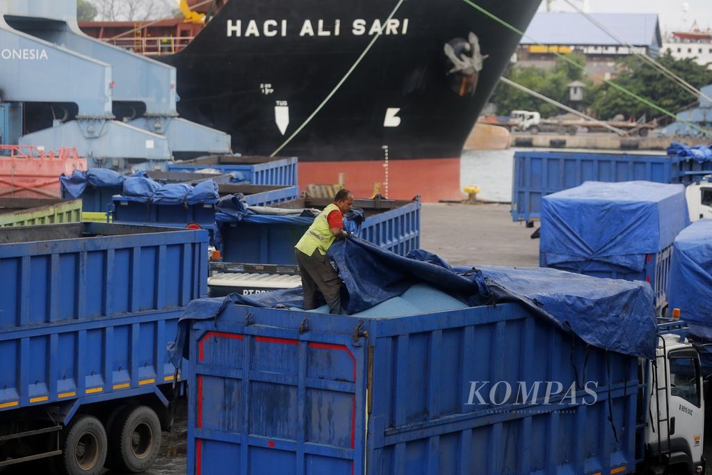 Aktivitas pembongkaran pupuk asal Rusia di Pelabuhan Tanjung Priok, Jakarta, Kamis (2/2/2023). Rusia kembali membuka keran ekspor pupuknya kepada semua negara yang membutuhkan setelah terhenti karena perang Rusia-Ukraina.