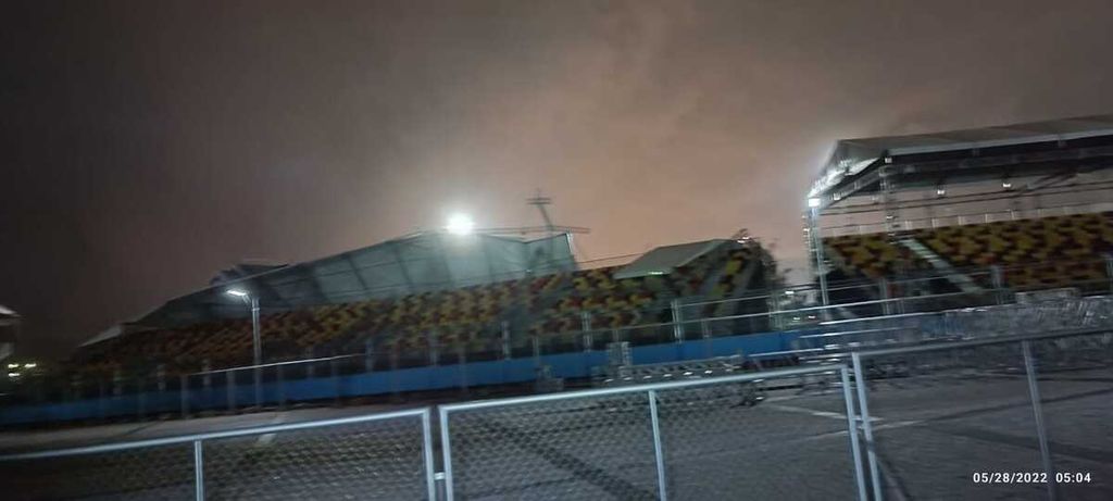 Kondisi atap tribune penonton di sirkuit Formula E Jakarta ambruk karena hujan dan angin kencang, Sabtu (26/5/2022).