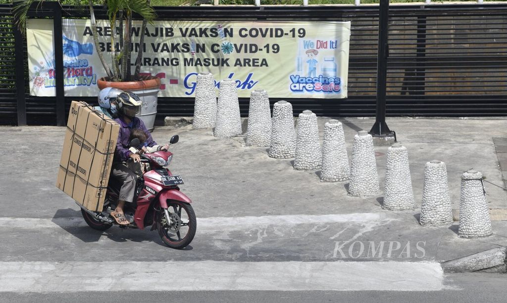 Pengunjung meninggalkan pertokoan LTC Glodok, Jakarta Barat, Sabtu (8/1/2022). Warga diharap tetap waspada dan disiplin menjaga protokol kesehatan di tengah mobilitas masyarakat saat ini yang cenderung tinggi dalam masa PPKM level 2 meski dibayangi dengan lonjakan kasus baru Covid-19, terutama karena varian Omicron. 