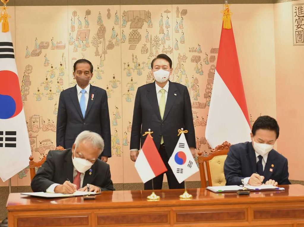 Presiden Joko Widodo dan Presiden Korea Selatan Yoon Suk-yeol menyaksikan penandatanganan kerja sama antara kementerian-kementerian kedua negara di Kantor Kepresidenan Yongsan, Seoul, Kamis sore (28/7/2022).