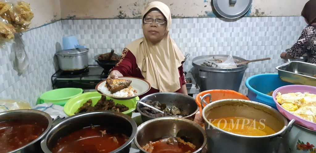 Sego penjara Mami Cukam di Kota Malang, Jawa Timur, salah satu kuliner murah meriah yang jadi andalan hingga dini hari. Harga seporsi sego penjara tersebut mulai dari Rp 3.000 per bungkus. Tampak Mami Cukam melayani pembeli pada Jumat (8/4/2022) malam.