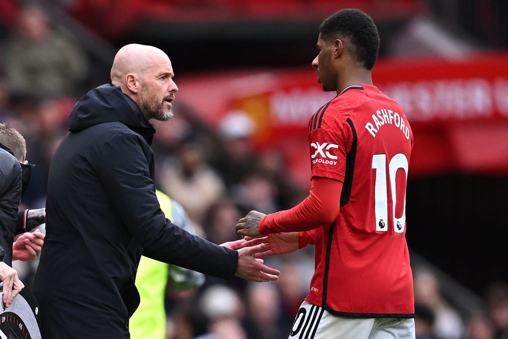 Manajer Manchester United Erik ten Hag (kiri) berbicara dengan pemain Manchester United, Marcus Rashford (kanan), saat melawan Liverpool pada laga Liga Inggris di Stadion Old Trafford, Manchester, 7 April 2024. 