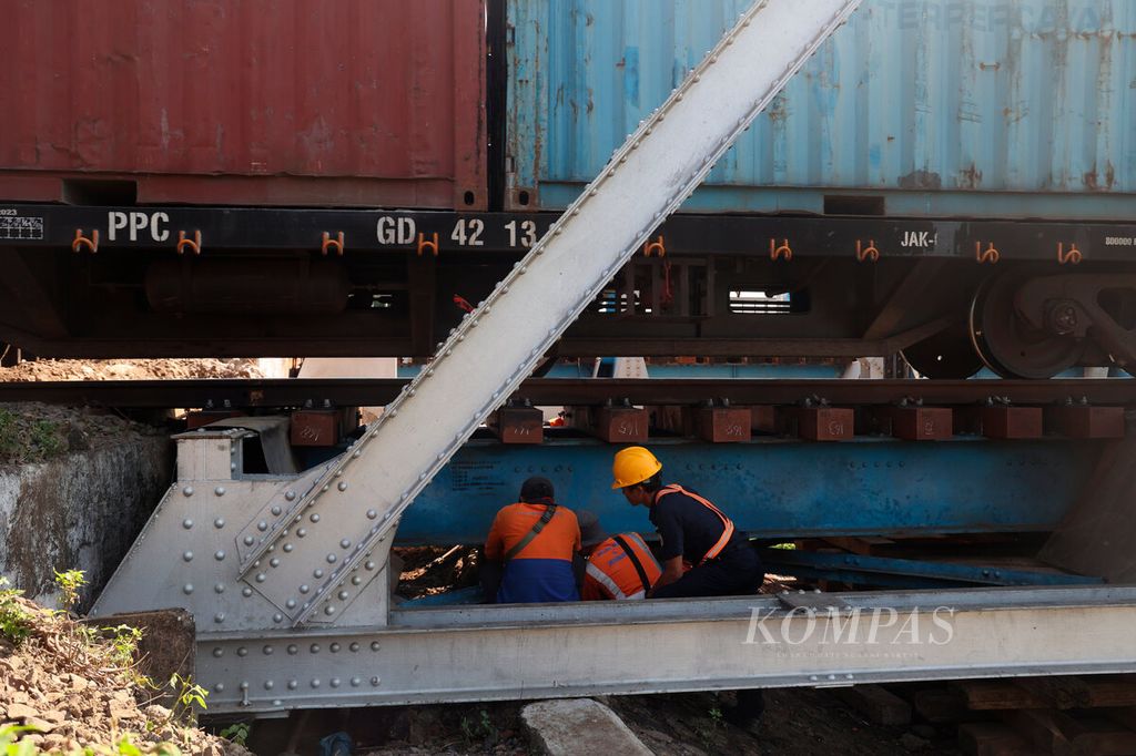 Rangkaian kereta api barang melintasi rel yang menjadi lokasi terjadinya kecelakaan di pelintasan sebidang Madukoro beberapa hari lalu di Kota Semarang, Jawa Tengah, Jumat (21/7/2023). 
