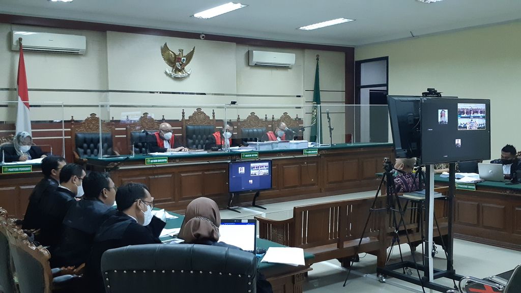 Sidang perkara korupsi dengan terdakwa hakim Itong Isnaini Hidayat di Tipikor Surabaya, Selasa (30/8/2022). Dalam sidang itu panitera pengganti PN Surabaya Hamdan memberikan kesaksian. 