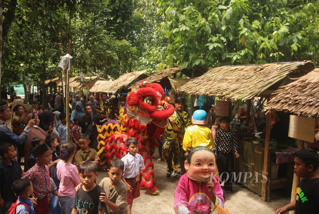 Sejumlah warga berjualan makanan tradisional dalam Festival Selayar Denai 2023 di Desa Denai Lama, Kecamatan Pantai Labu, Kabupaten Deli Serdang, Sumatera Utara, Rabu (15/11/2023). 