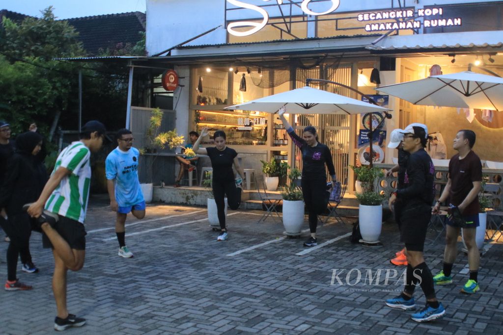 Members of the RUNMDN running community took part in a leisurely run amidst the rain in Medan City, North Sumatra, on Thursday (26/10/2023). In recent years, the running community has grown rapidly in Medan City.