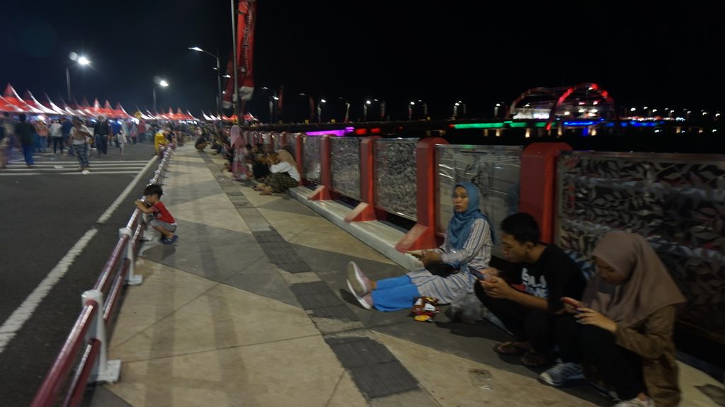 Kalangan warga duduk dan menikmati suasana Festival Ramadhan di Jembatan Suroboyo, Surabaya, Jawa Timur, Sabtu (15/4/2023) malam. Acara yang diselenggarakan oleh Pemkot dan Bank Jatim ini dimeriahkan dengan 100 gerai makanan dan minuman serta cendera mata UMKM, hiburan musik, dan permainan tradisional.
