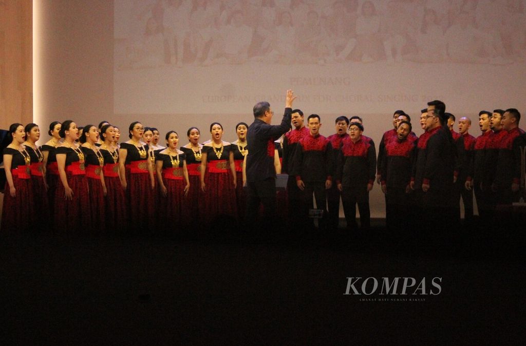 Penampilan paduan suara Batavia Madrigal Singers (BMS) di Balai Resital Kertanegara, Jakarta, Sabtu (9/7/2022). 