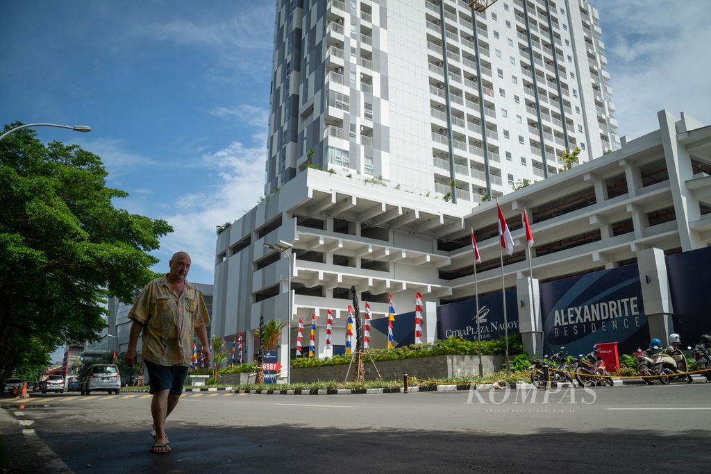 Seorang warga negara asing melintas di salah satu kawasan apartemen di Nagoya, Kota Batam, Kepulauan Riau, Kamis (10/8/2023).