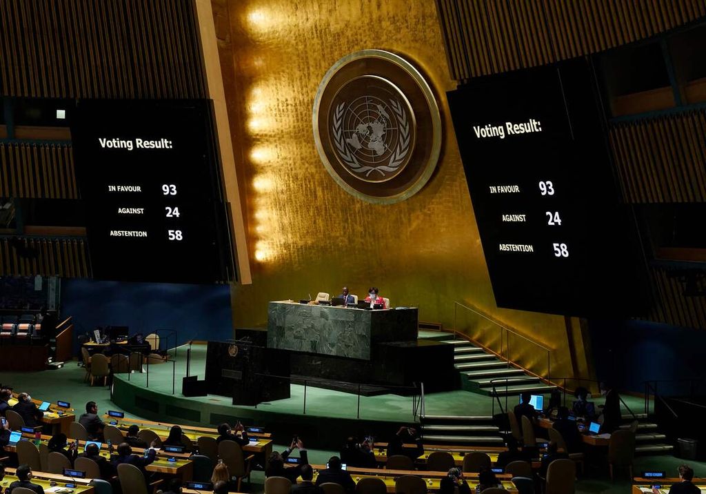 Papan layar memperlihatkan hasil pemungutan suara untuk mengadopsi draf resolusi Majelis Umum PBB yang diajukan untuk membekukan keanggotaan Rusia dari Dewan HAM PBB di Markas Besar PBB, New York, AS, Kamis (7/4/2022).  