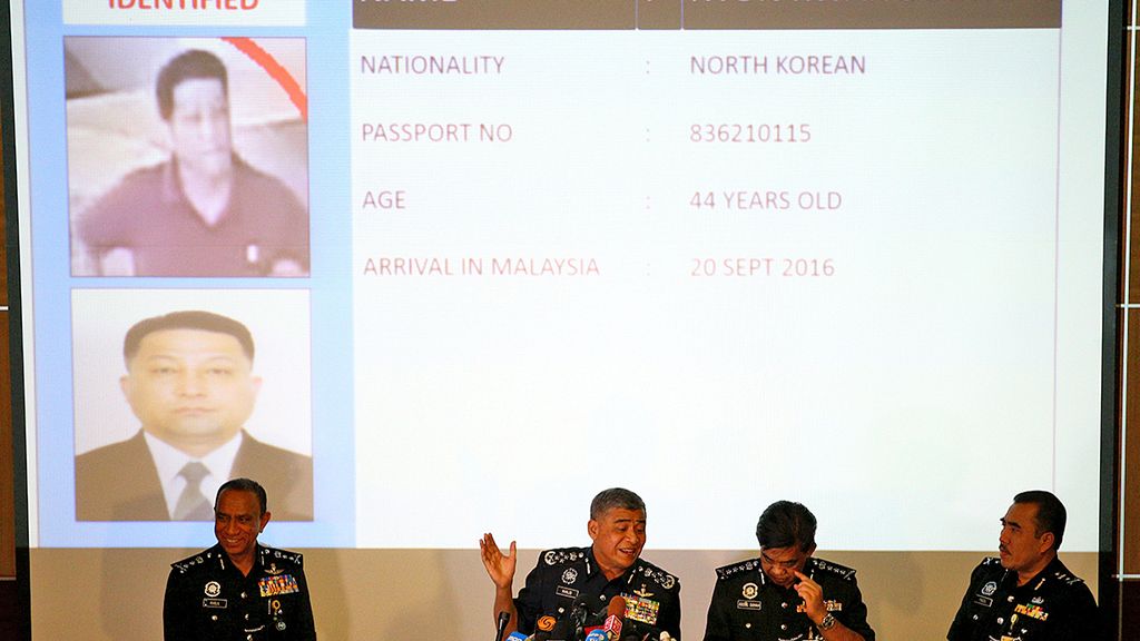 Kepala Polisi  Diraja Malaysia Khalid Abu Bakar (tengah) berbicara kepada pekerja media terkait dengan perkembangan penyelidikan pembunuhan pria Korea Utara yang diduga Kim Jong Nam, di markas PDRM, Kuala Lumpur, Malaysia, Rabu (22/2). Menurut Khalid, polisi akan meminta keterangan diplomat Korea Utara, Hyon Kwang Song, mengenai pembunuhan tersebut.