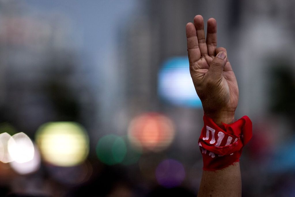 Seorang pengunjuk rasa mengangkat tangan dan memberikan salam tiga jari saat demonstrasi menyerukan pengunduran diri Perdana Menteri Thailand Prayut Chan-ocha di Bangkok, Thailand, Kamis (2/9/2021). 