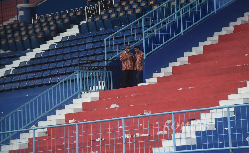 Petugas di Stadion Kanjuruhan, Kabupaten Malang, Senin (3/10/2022). 