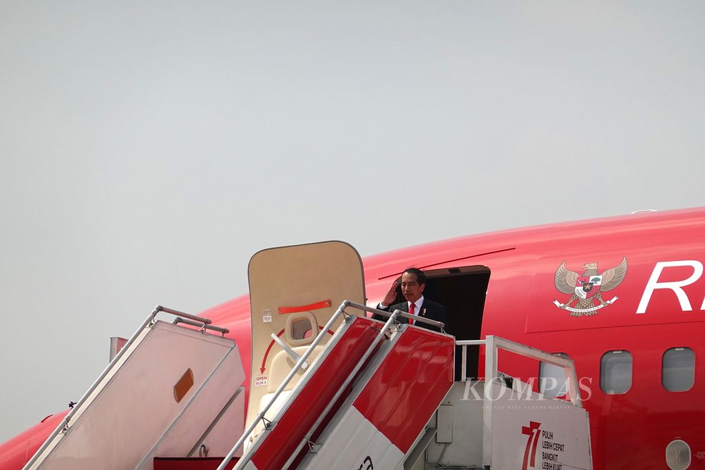 Presiden Joko Widodo bertolak dari Pangkalan TNI AU Halim Perdanakusuma, Jakarta, Senin (3/7/2023), untuk mengadakan kunjungan ke Sydney, Australia, dan Port Moresby, Papua Niugini, pada Senin-Rabu (3-5/7/2023).  