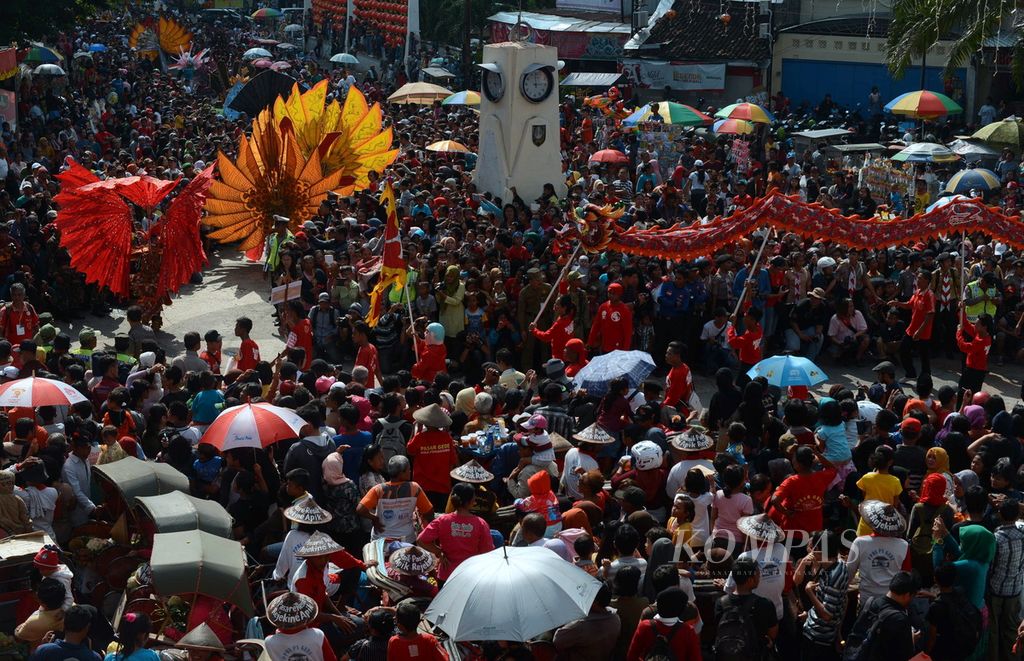 Peserta karnaval meramaikan dengan beragam kesenian dalam tradisi Grebeg Sudiro untuk menyambut Imlek di Kota Solo, Jawa Tengah, Minggu (15/2). Grebeg Sudiro yang diselenggarakan tujuh hari menjelang Imlek telah menjadi bagian budaya warga Solo tanpa sekat etnis. 
