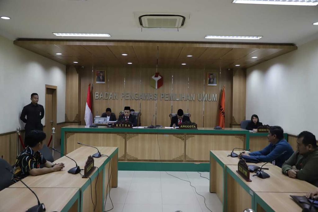 Suasana sidang pelanggaran administratif Pemilu 2024 yang diduga dilakukan KPU Provinsi Kalimantan Timur di kantor Bawaslu, Jakarta, Rabu (5/7/2023).
