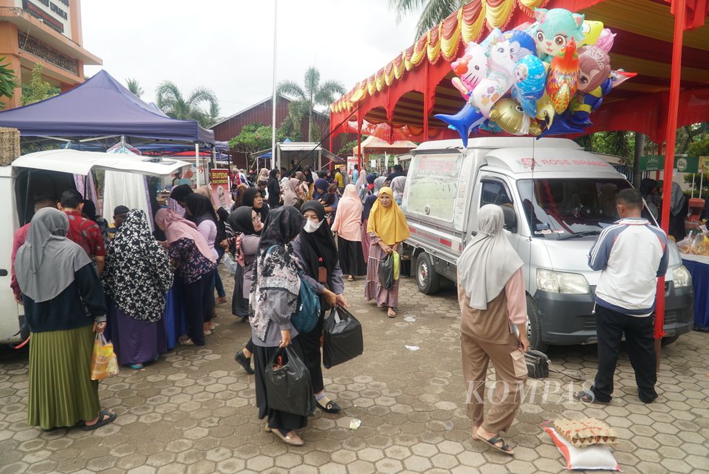 Suasana pasar pangan murah yang digelar Dinas Perdagangan Kota Padang dan Kejaksaan Negeri Padang di Kantor Kecamatan Kuranji, Padang, Sumatera Barat, Kamis (7/3/2024). 