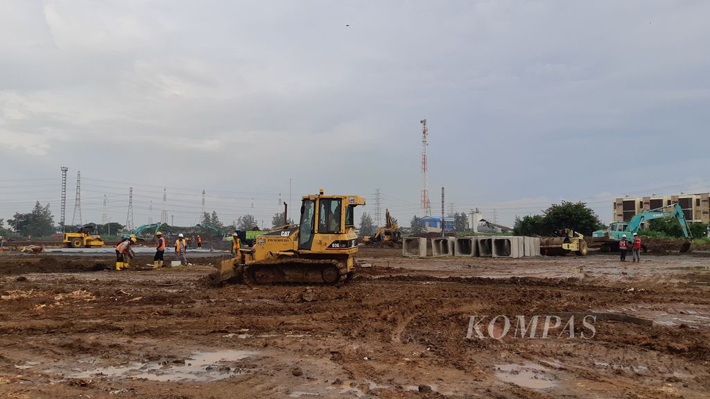 Para pekerja dari kontraktor Jaya Konstruksi menyelesaikan pengerjaan proyek lintasan untuk sirkuit Formula E di kawasan Ancol, Jakarta Utara, Rabu (23/2/2022). Pembangunan lintasan yang dimulai 3 Februari itu sudah mencapai 28,50 persen.