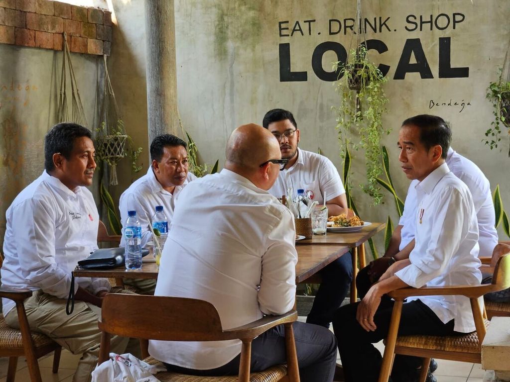 Di sela agenda kunjungan kerja di Bali, Presiden Jokowi juga sempat makan siang dan mengobrol santai dengan pengurus relawan Arus Bawah Jokowi (ABJ), Selasa (31/10/2023).