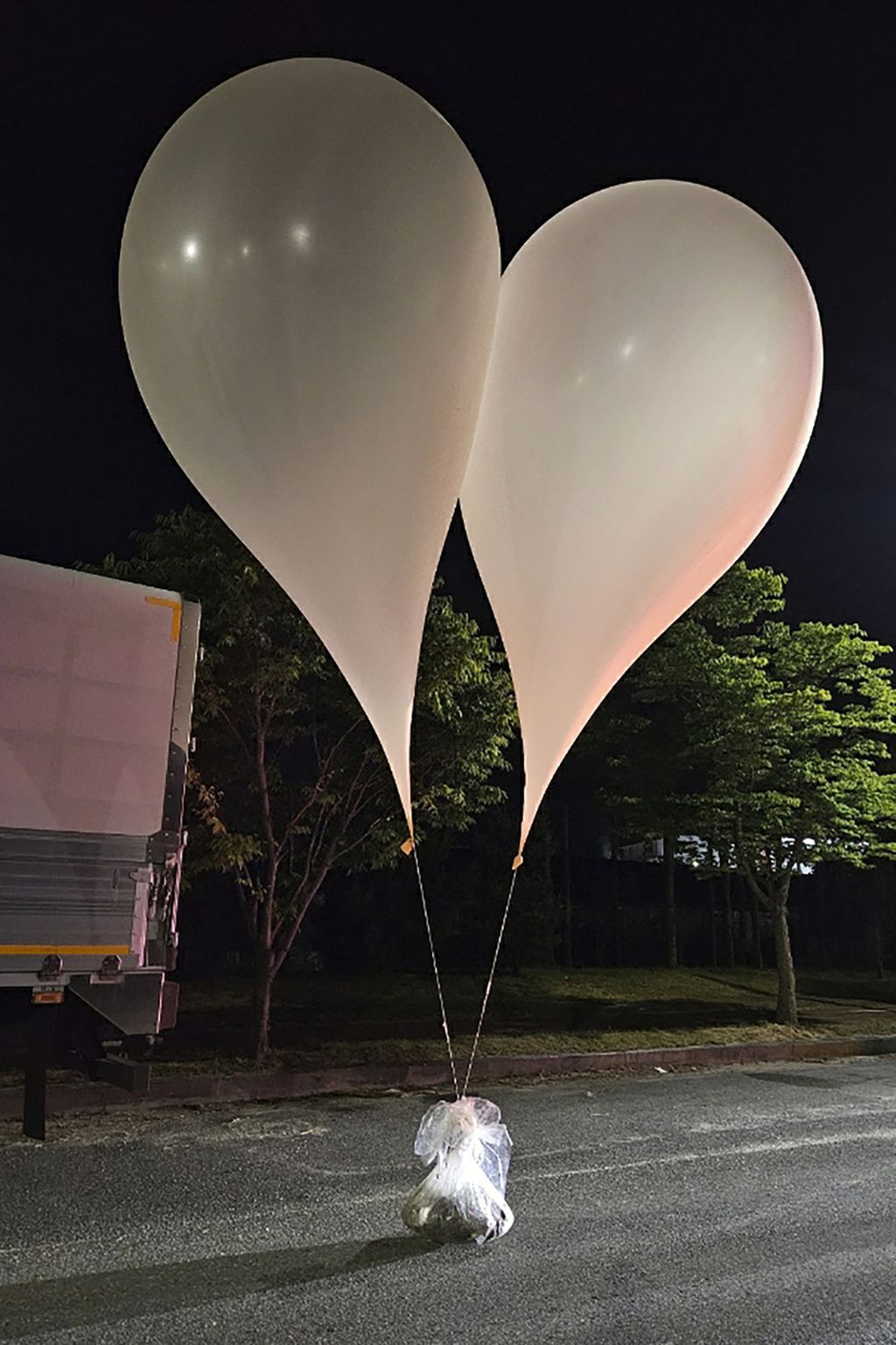 Foto balon yang membawa sampah yang diterbangkan Korea Utara terekam kamera Kementerian Pertahanan Korea Selatan terjatuh di selatan Provinsi Chungcheong, Korea Selatan, Rabu (29/5/2024).