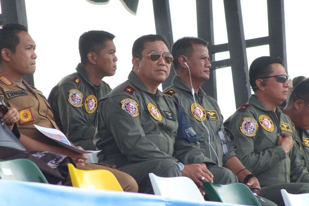 Panglima Komando Operasi Angkatan Udara (Pangkoopsud) II Marsekal Muda TNI Widyargo Ikoputra (kedua dari kiri) menyaksikan latihan tempur Sikatan Daya 2022 di AWR Pandanwangi Lumajang, Jawa Timur, Rabu (10/8/2022).