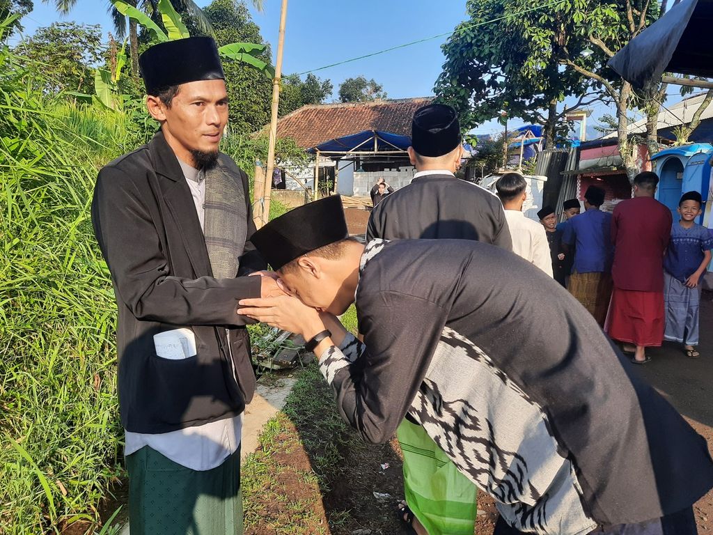 Jemaah bersalaman dan saling bermaafan dengan tokoh agama, Hasanudin (42) usai shalat Idul Fitri di Kedung Girang, Sukamanah, Kabupaten Cianjur, Sabtu (22/4/2023).