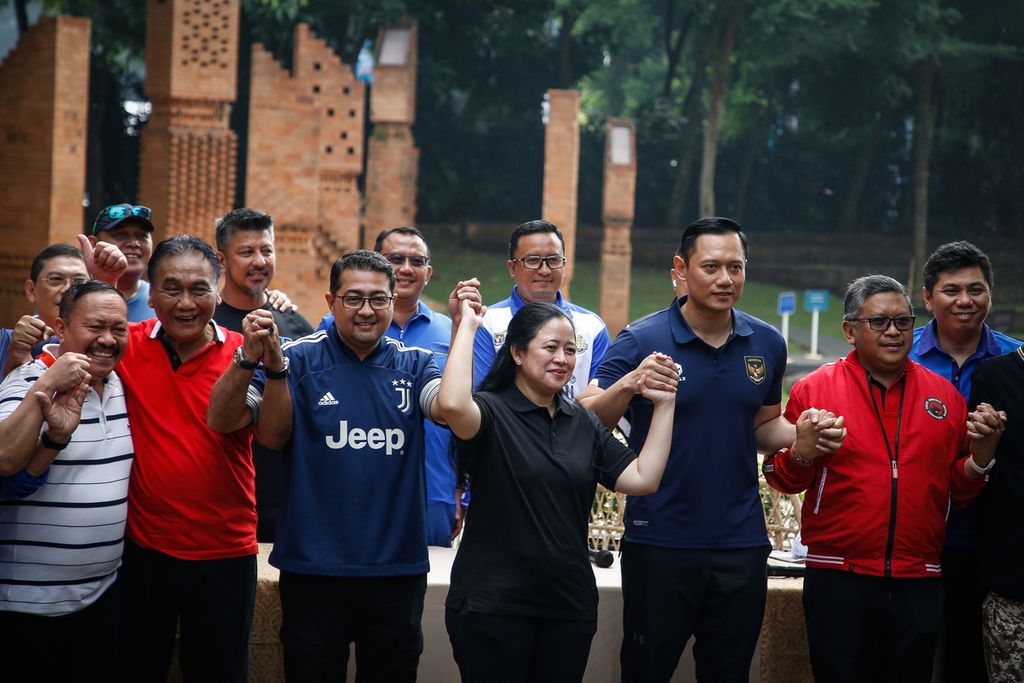 Ketua DPP Partai Demokrasi Indonesia Perjuangan (PDI-P) Puan Maharani (ketiga dari kanan), Ketua Umum Partai Demokrat Agus Harimurti Yudhoyono (kedua dari kanan), beserta sejumlah elite kedua partai berfoto bersama di kawasan Gelora Bung Karno, Jakarta, Minggu (18/6/2023). 