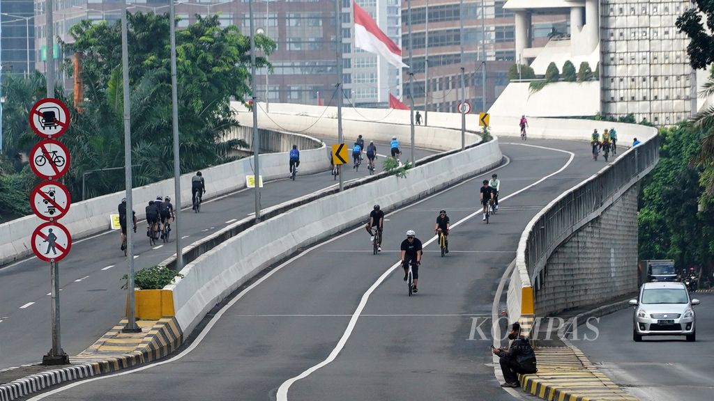 Pesepeda melintasi Jalan Layang Non-tol Kampung Melayu-Tanah Abang, Jakarta, Minggu (13/6/2021). 