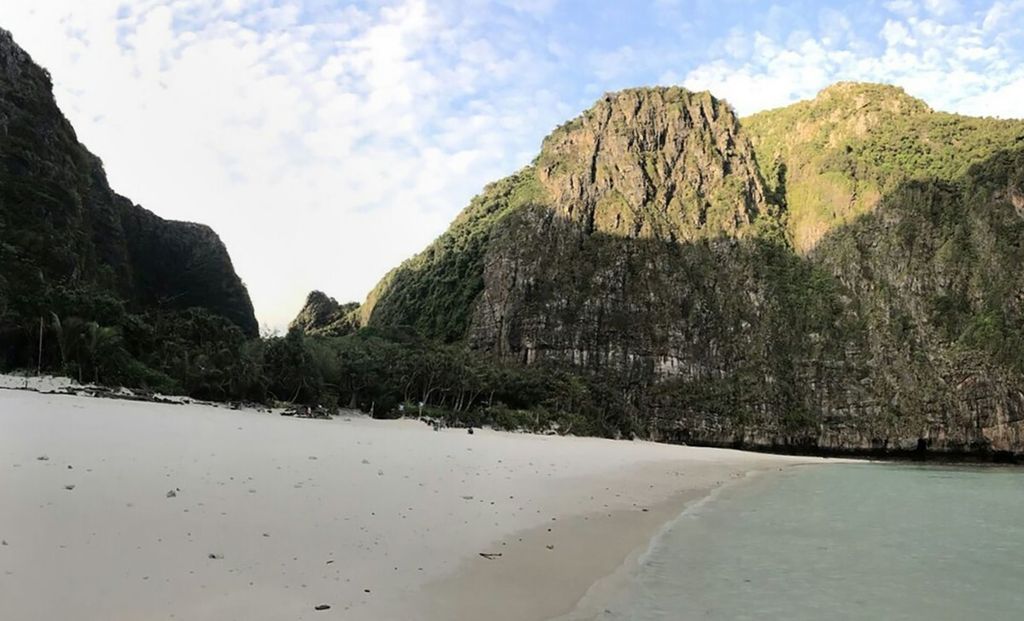 Foto dari pengelola Taman Nasional Thai ini menunjukkan pantai di Maya Bay di Pulau Koh Phi Phi ditutup dan pengunjung dilarang datang, 3 Oktober 2018. Pantai ini menjadi salah satu lokasi pengambilan gambar film <i>The Beach</i>.