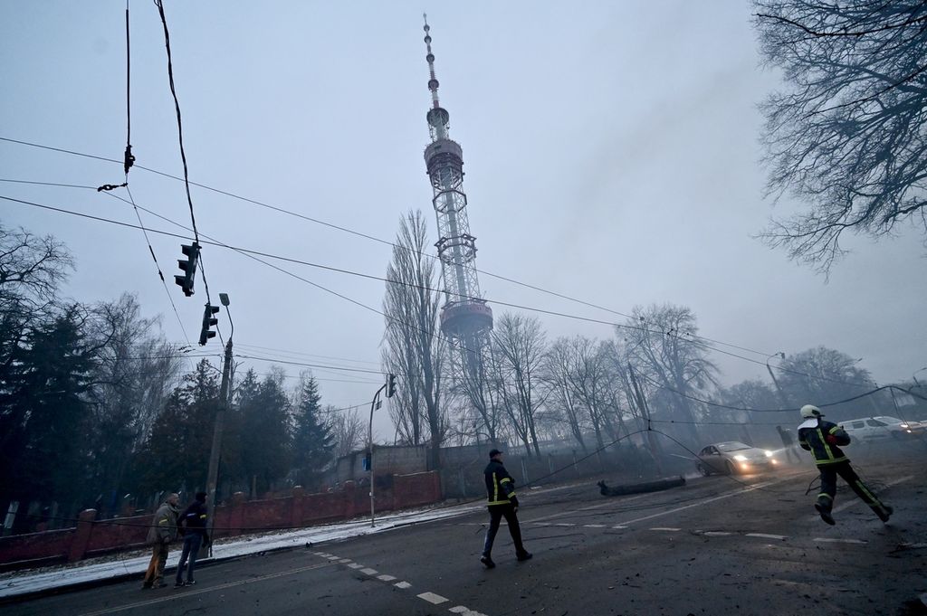 Petugas pemadam kebakaran berlari setelah serangan udara Rusia menghantam menara televisi utama di Kiev, Ukraina, Senin (1/3/2022).