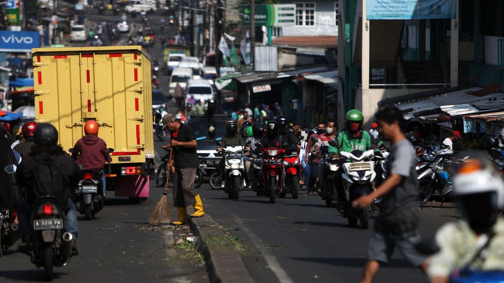 Arus lalu lintas di Jalan Aria Putra di sekitar Pasar Ciputat, Kota Tangerang Selatan, Banten, Selasa (14/4/2020). 