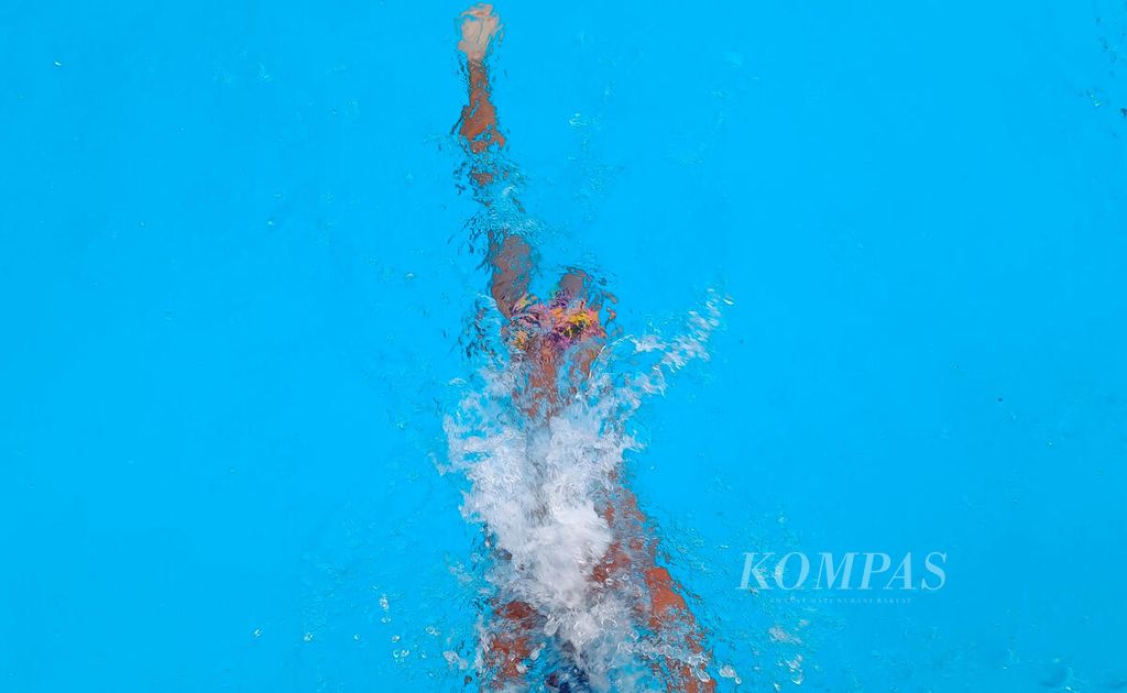 Salah satu atlet difabel berenang gaya bebas dengan satu kakinya saat berlatih untuk ajang ASEAN Para Games 2022 di Hotel Sahid, Surakarta, Jawa Tengah, Kamis (9/6/2022). 