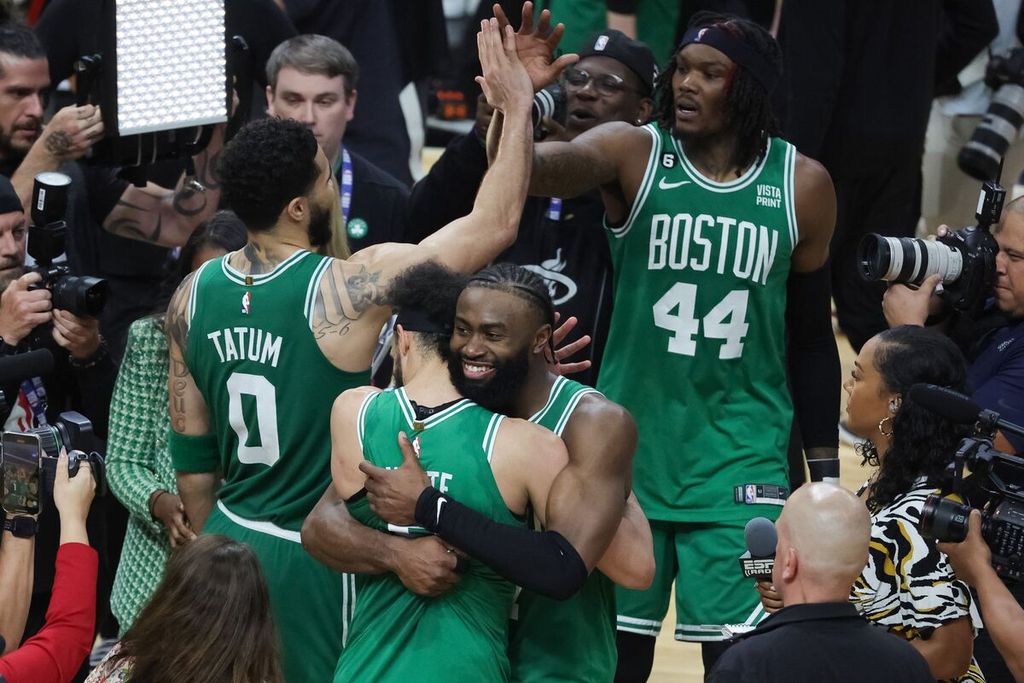 Selebrasi para pebasket Boston Celtics, antara lain Derrick White dan Jaylen Brown, yang saling berpelukan setelah berakhirnya pertandingan keenam final Wilayah Timur <i>playoff </i>NBA antara Boston Celtics dan Miami Heat di Miami, Minggu (28/5/2023) WIB. Celtics mengalahkan Heat 104-103 sehingga juara final Wilayah Timur akan ditentukan pada laga ketujuh, Selasa (30/5/2023) WIB. 