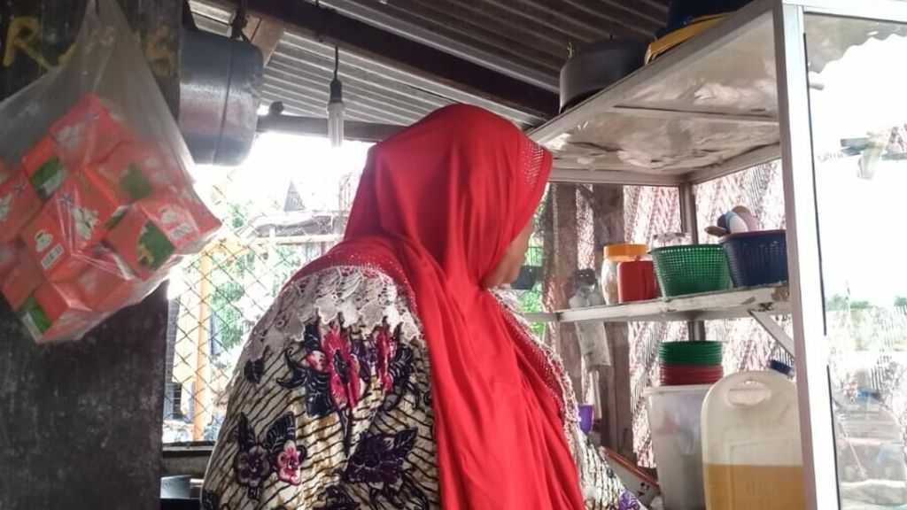 Rita Wati Sirait (47), perempuan kepala keluarga, beraktivitas di warungnya di perkampungan nelayan di Kota Tanjungbalai, Sumatera Utara, Sabtu (1/8/2020). Sudah delapan tahun Rita berjuang sendirian menghidupi tiga  anaknya sejak suaminya meninggal.