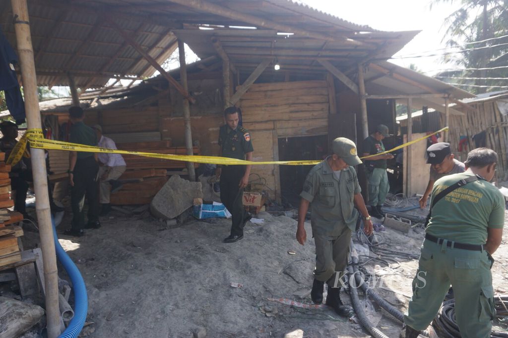 Garis polisi melintang di lapak tambang emas ilegal di Desa Pancurendang, Ajibarang, Banyumas, Jawa Tengah, Rabu (26/7/2023). Delapan pekerja tambang terjebak air pada kedalaman 60 meter.