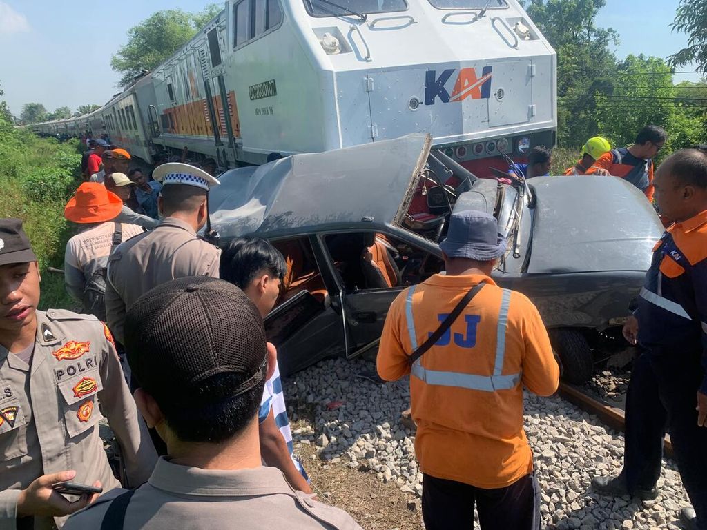 The condition of the accident between the Pandalungan train and a minibus at the direct crossing route or JPL 146 Kilometer 70+8/9 in Patuguran Village, Rejoso District, Pasuruan Regency, East Java, on Tuesday morning (7/5/2024).
